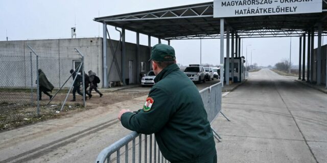 Když Budapešť brání pašeráky a káže o míru