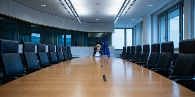 Když komisaři mlčí: Schmitova kritika von der Leyenové otevírá debatu o budoucnosti Evropy