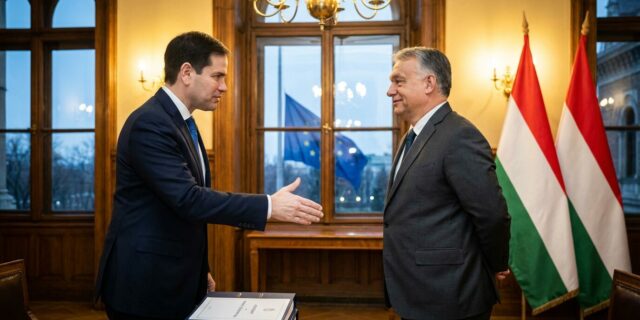 Rubio v Budapešti: Když americký ministr rozdává sliby před cizími volbami