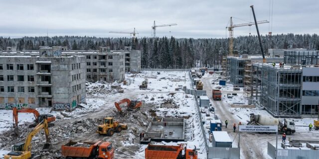 Rusko mění sovětské ruiny v armádní pevnosti. Satelity ukazují, co roste u Finska