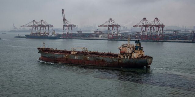 Rusko vyváží více ropy než před válkou. Přesto tratí miliardy