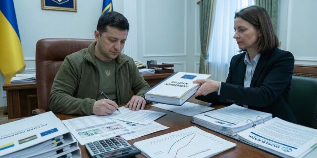 Ukrajina má dluh velikosti celé ekonomiky. Proč to nemusí být katastrofa