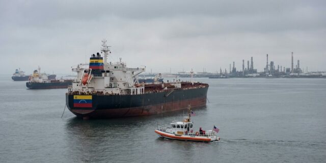 Venezuelská ropa zaplavuje americké rafinerie. A nikdo ji nechce