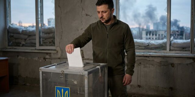 Zelenskyj chce volby. Uprostřed války a pod tlakem Washingtonu