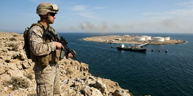 Malý ostrov, velké riziko: USA zvažují útok na Charg