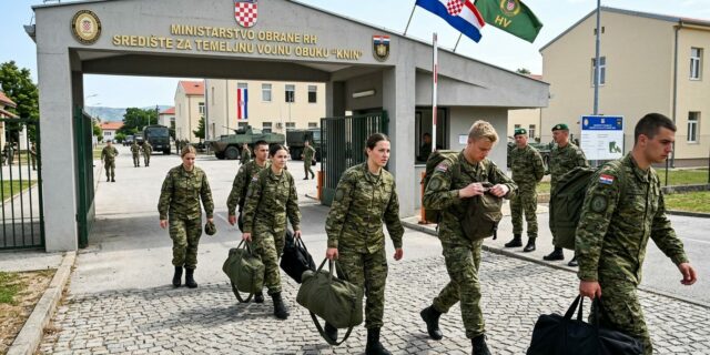 Chorvatsko vrací brannou povinnost. Po dvaceti letech míří mladí muži zpět do kasáren