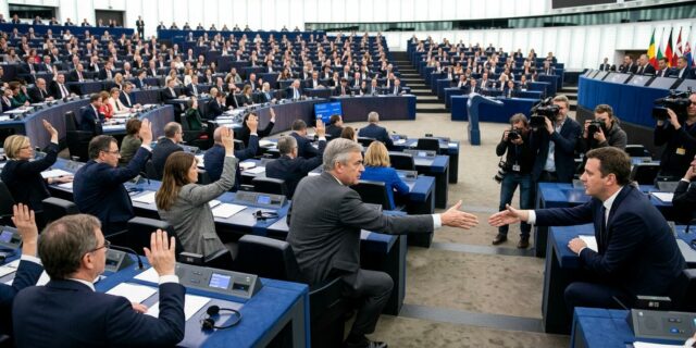 Evropský parlament otevírá dveře tvrdší migrační politice. A krajní pravici