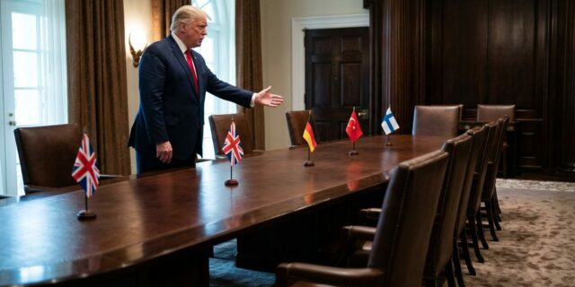 Amerika volá o pomoc ale Trumpovi nikdo neodpovídá