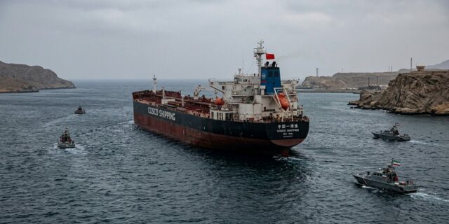 Čína tlačí na Írán: Peking chce otevřít Hormuzský průliv pro své tankery