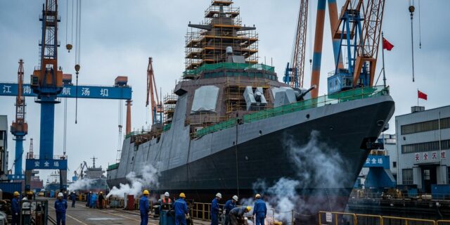 Čína staví válečnou superloď s laserovými zbraněmi. Odpověď na Trumpovu vizi?