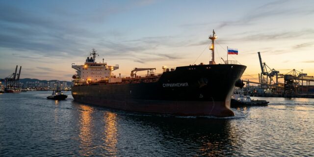 Moskva inkasovala miliardy. Trumpova ropná výjimka pro Rusko skončila