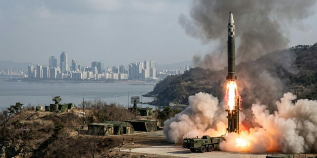 Pchjongjang střílí rakety a zavírá dveře. Soul si může nechat o diplomacii zdát