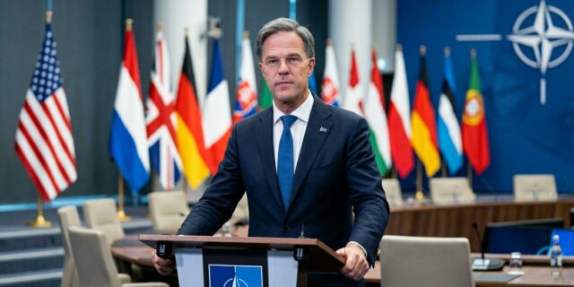 Rutte: USA z NATO neodejdou. Ale věří tomu vůbec někdo?