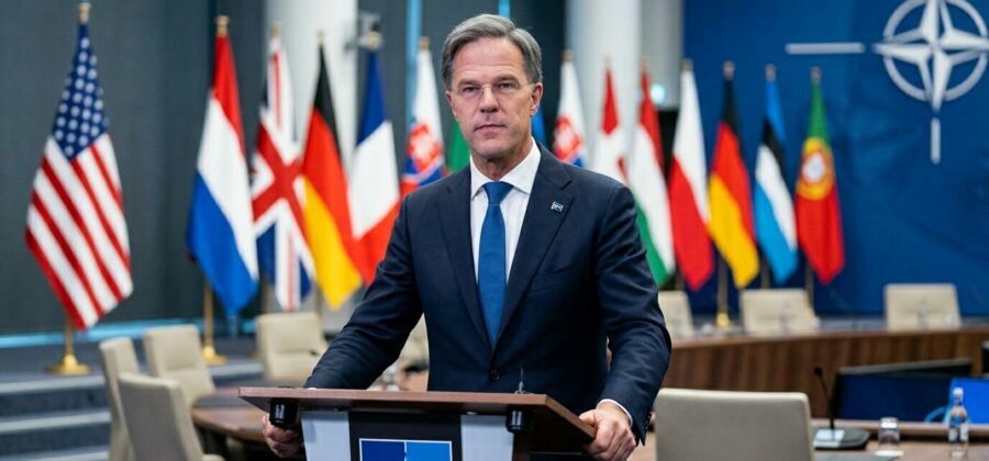 Rutte: USA z NATO neodejdou. Ale věří tomu vůbec někdo?